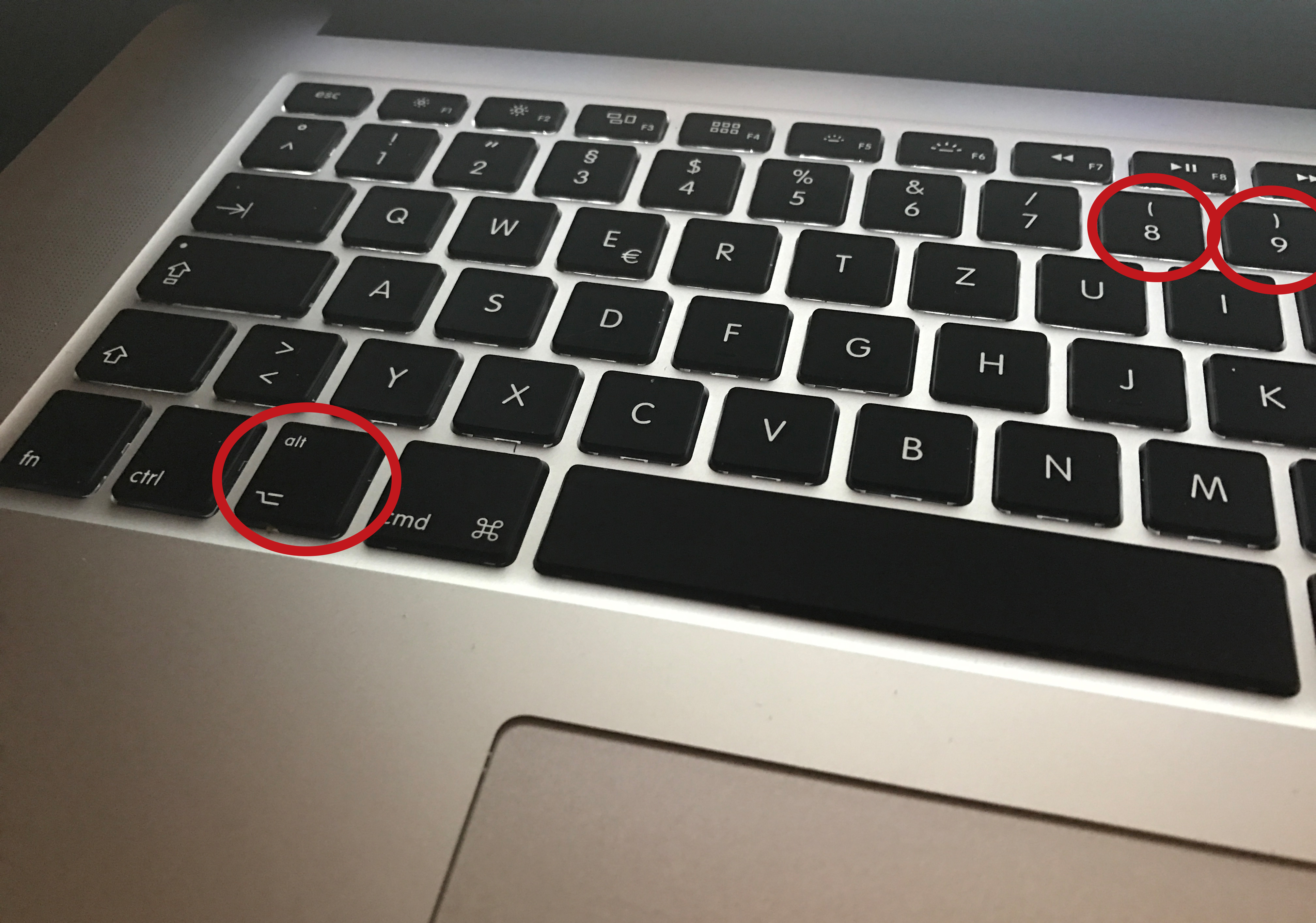 Apple Geschweifte Klammern auf der MacTastatur schreiben