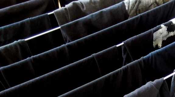Schwarze Kleidung auf der Wäscheleine