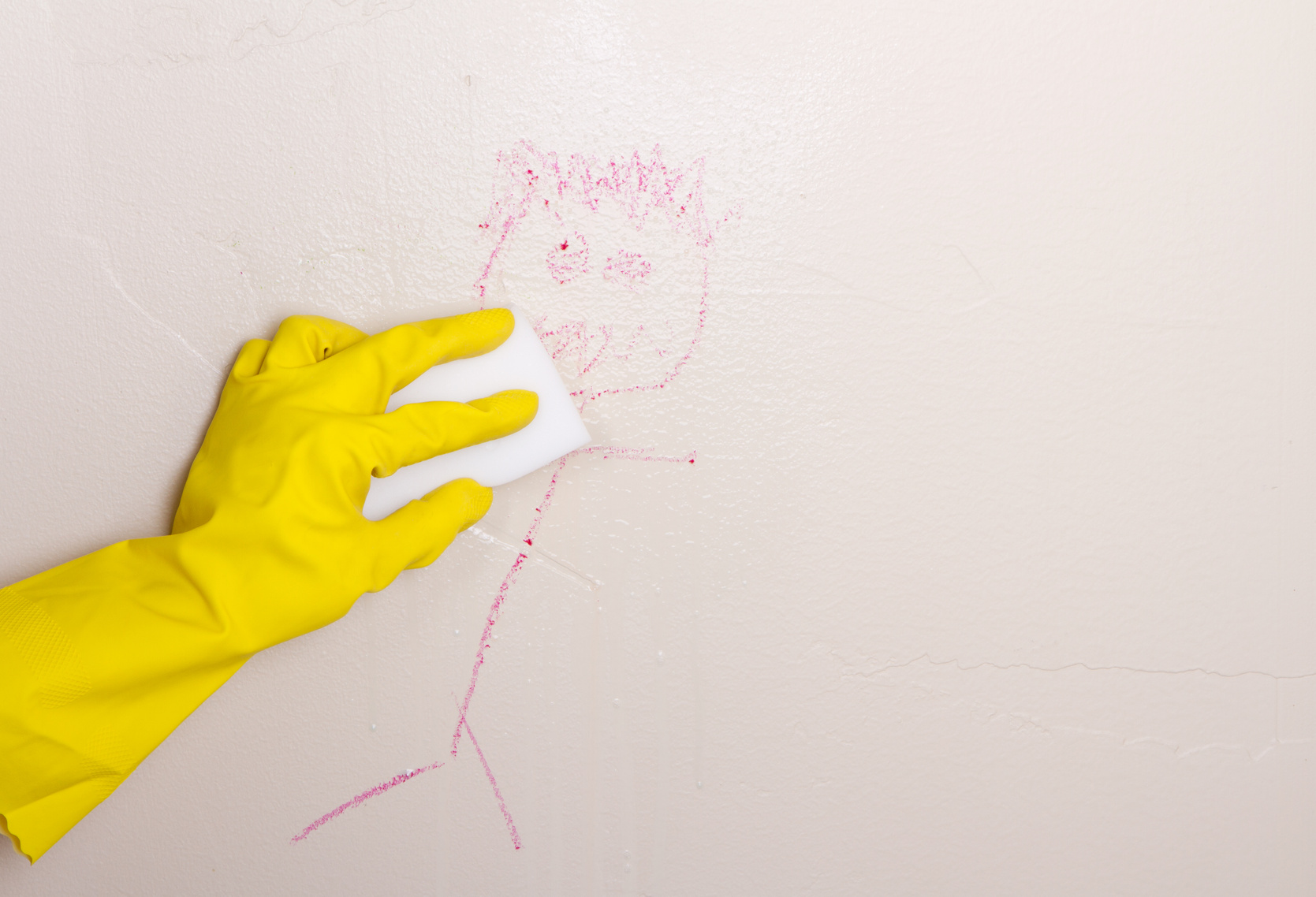 Streifen und Flecken an der Wand mit Radiergummi entfernen