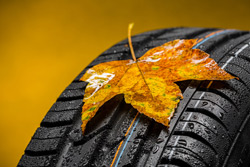 Neuer Autoreifen mit ausreichend Profil