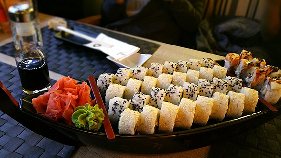 Sushi-Variationen auf einem Tisch