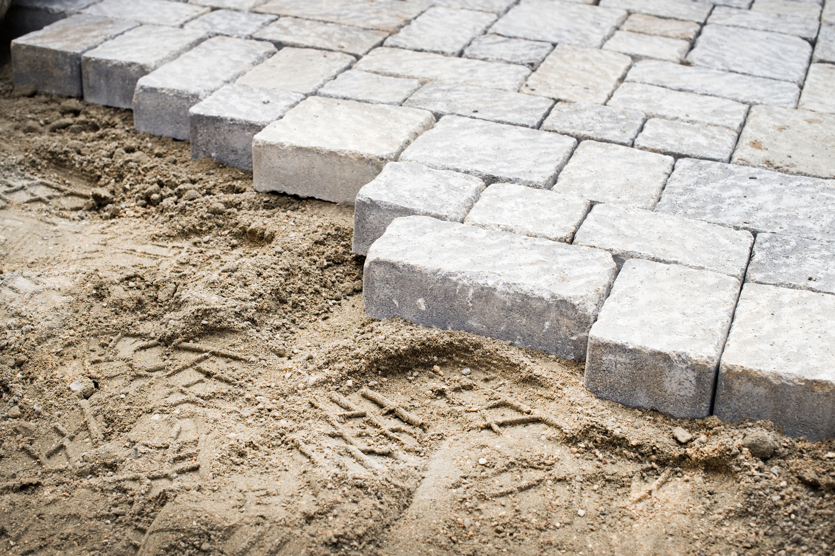 Terrasse selber bauen und pflastern