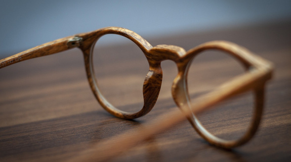 Brille mit Holzgestell