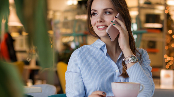 Frau telefoniert mit Handy