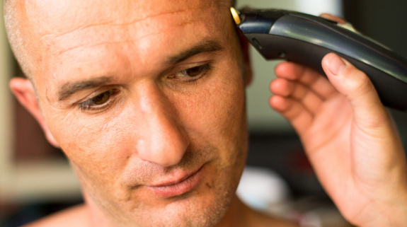 Glatze mit dem Haarschneider rasieren