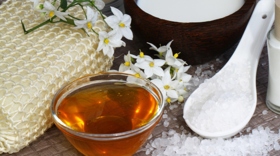 Honig und Salz als Zutaten für ein Peeling
