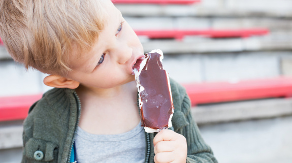 Ein Kind isst Schokoladeneis