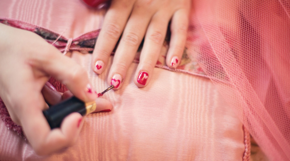 Frau trägt Nagellack auf Ihre Fingernägel auf