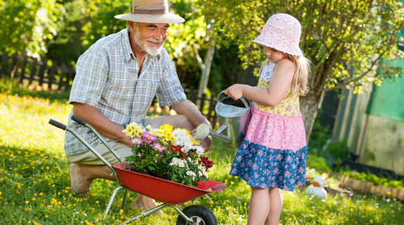 Kind mit Opa im Garten