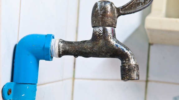 Rostflecken auf Fliesen durch einen Wasserhahn