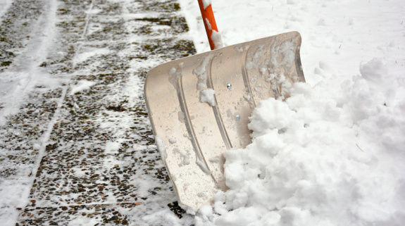 Schneeschieber im Winter