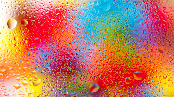 Wassertropfen auf einer Glasoberfläche