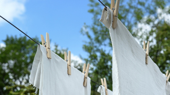 Weiße Wäsche mit Grauschleifer nach dem Waschen