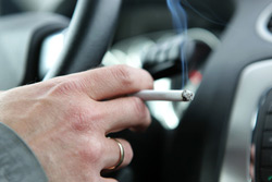Gefahr von Brandlöchern durch das Zigarettenrauchen im Auto